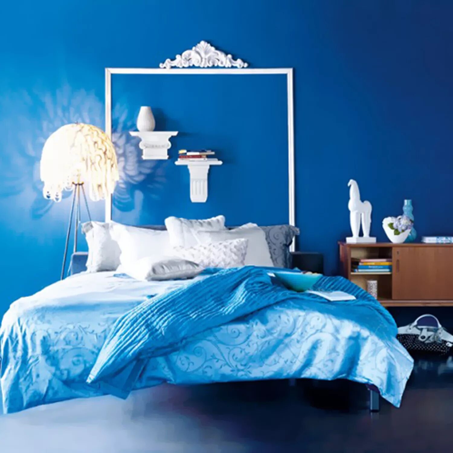 Выполнен в голубом цвете голубой. Синяя спальня. Голубая спальня. Спальня в голубых тонах. Спальня в бело голубых тонах.