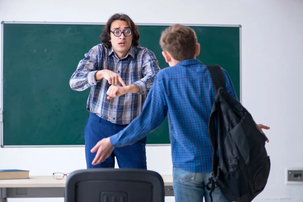 Late for school. Мальчик опаздывает в школу. Ученик опоздал на урок фото. Опоздание в школу. Мальчик опоздал в школу фото.