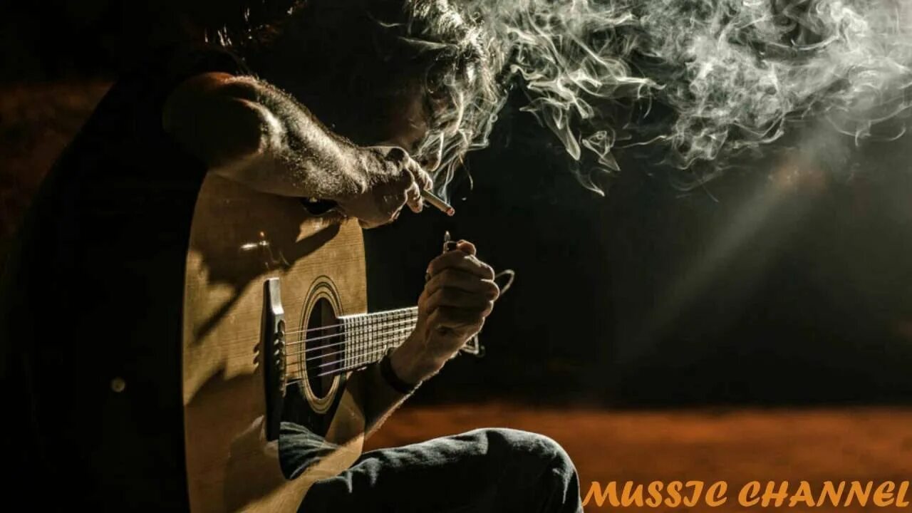 Блюз гитарист. Гитара и сигареты. Гитарист с сигаретой. Грустный музыкант.