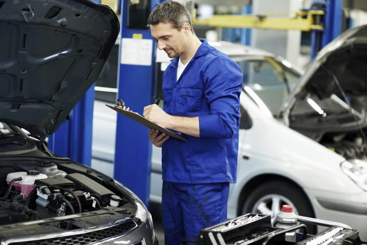 покупатель автомобиля. работа мастер приемщик в автосервис. автомеханик с клиентом. сотрудники автосервиса. мастер-приемщик автосервиса.