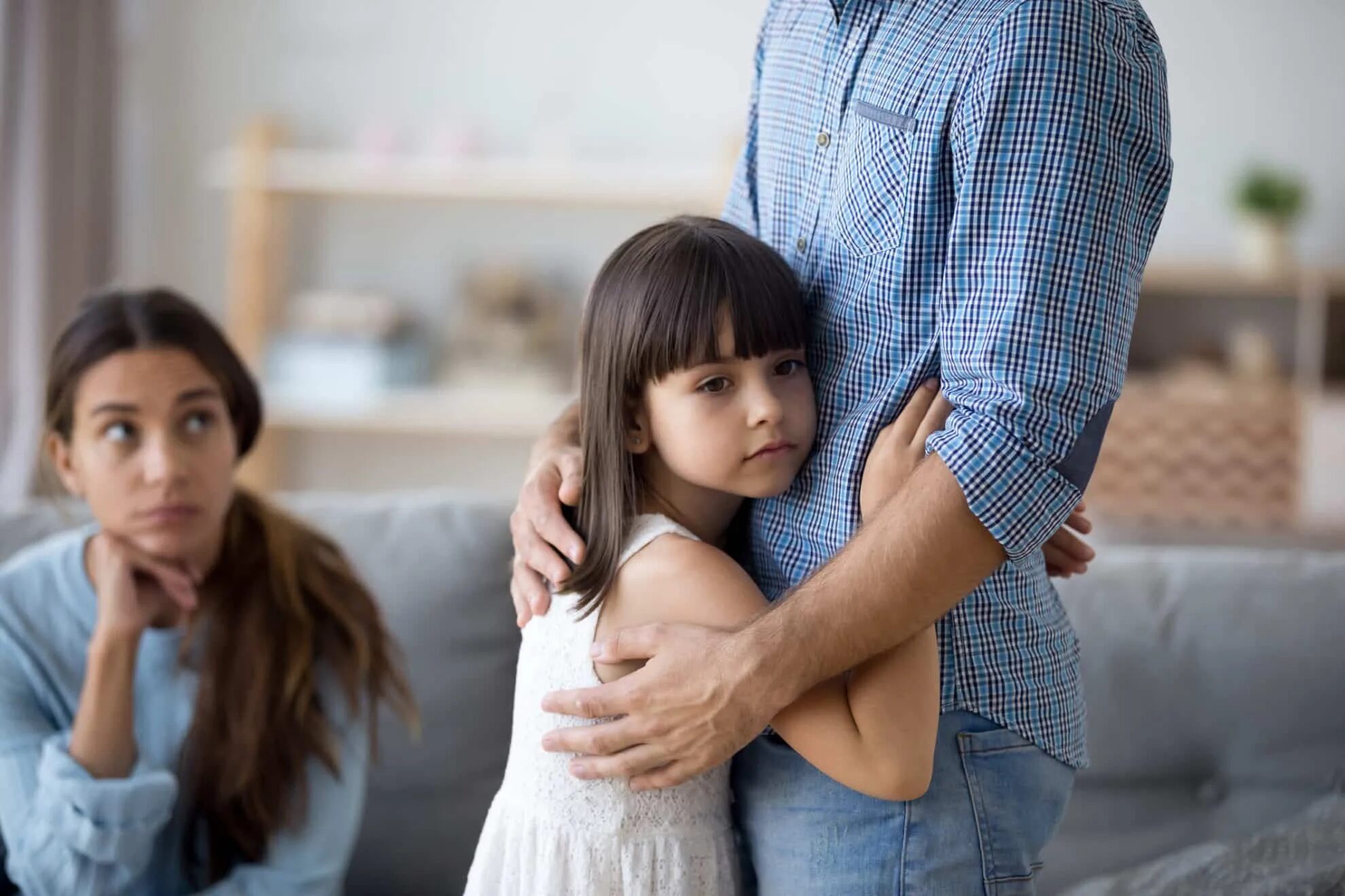 Family model stepping. Несовершеннолетние родители. Маленькие несовершеннолетние дети. Девочка обнимает отца. Девушка обнимает отца.