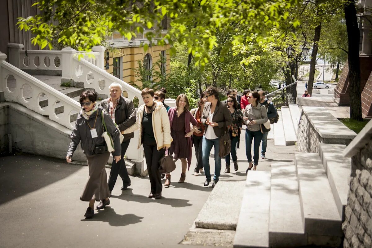 Пешеходная экскурсия. Экскурсия по городу. Экскурсовод и туристы. Профессия гид экскурсовод. Экскурсия прогулка.