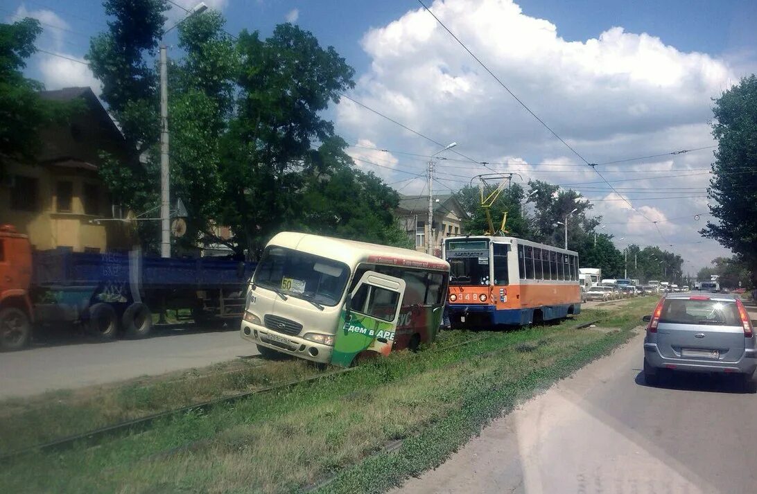 Автобус таганрог куйбышева. Автобус Таганрог. Аварии с трамваем в Таганроге. Таганрог маршрутки. Таганрог трамвай происшествия.