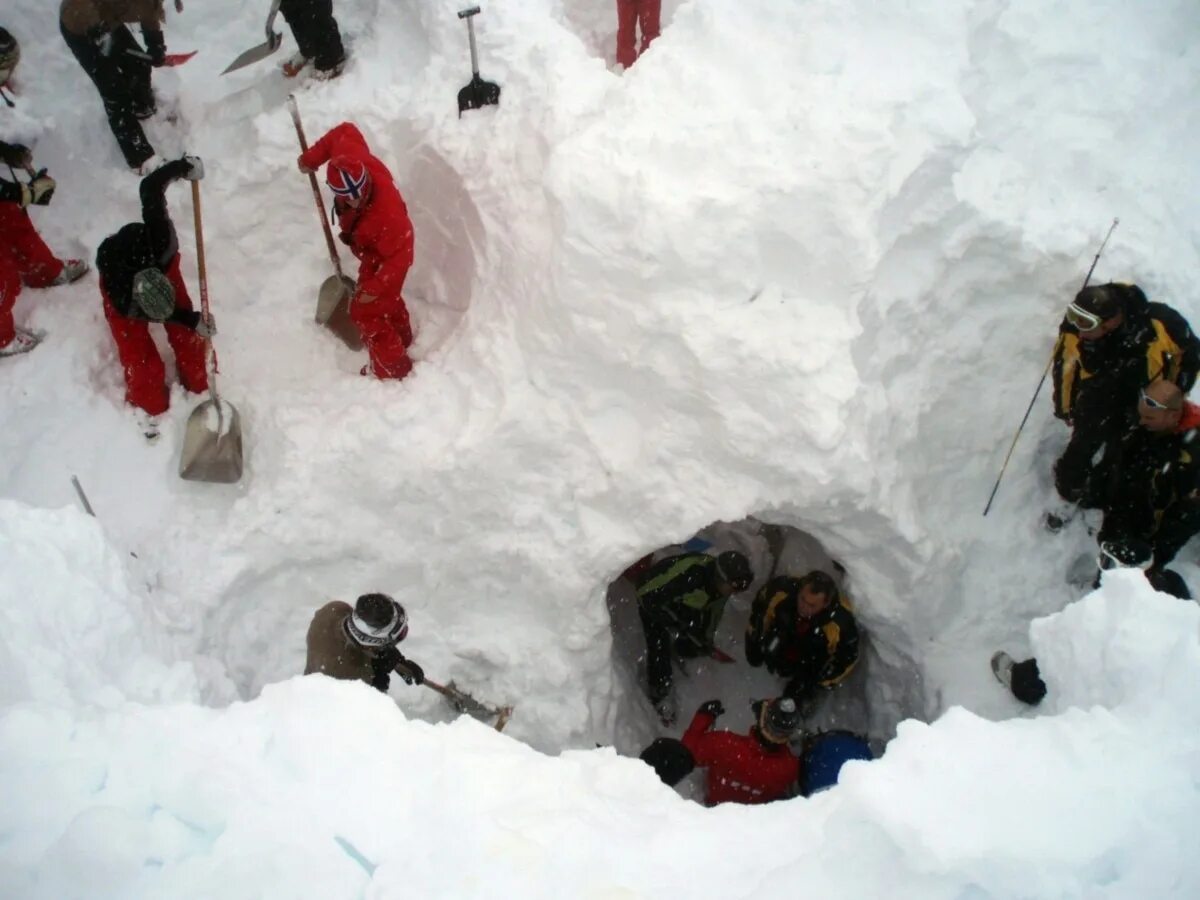 Сухие лавины. Лавина в море. Ушел от лавины. Сноубордист в сугробе. Домбай в снегопад.