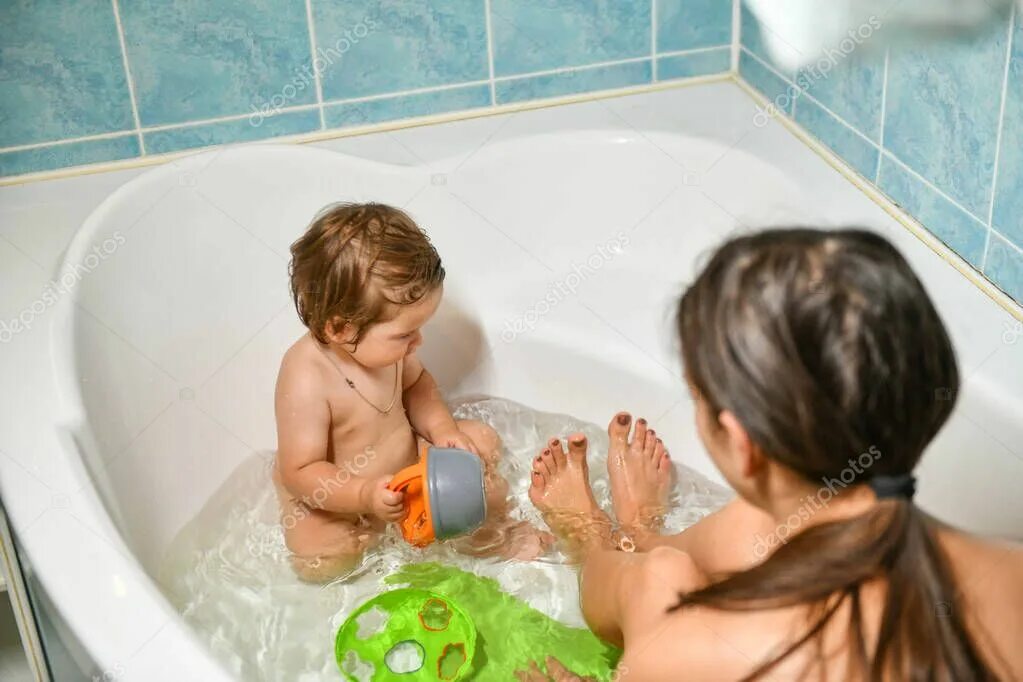 Мальчики купаются вместе. Совместное купание. Дети моются в ванной. Малыши купаются вместе. Совместное купание разнополых детей.