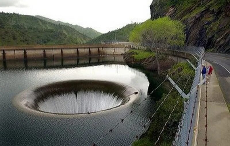 Водохранилище берриесса калифорния. Плотина монтичелло дыра славы. Hole river. Река флай. Плотина монтичелло калифорния дыра.