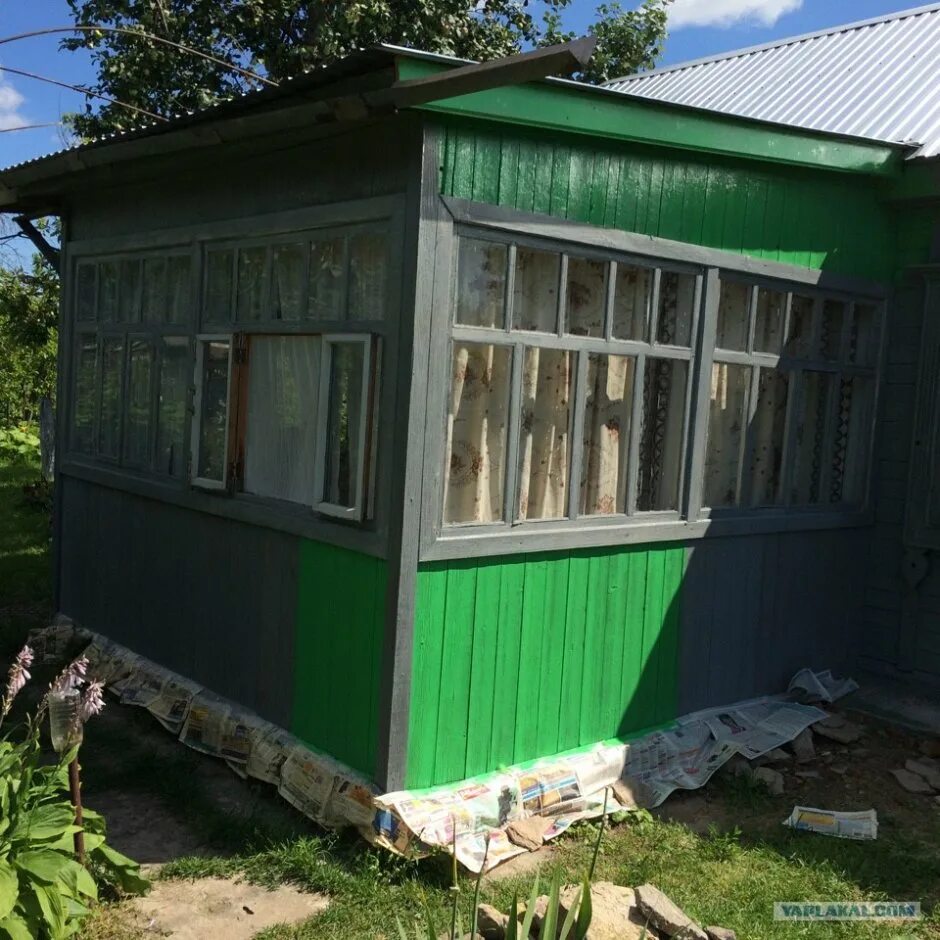 Покрасить старую дачу. Преобразить старый дачный домик. Перекраска старого садового домика. Советский дачный домик. Советские садовые домики.