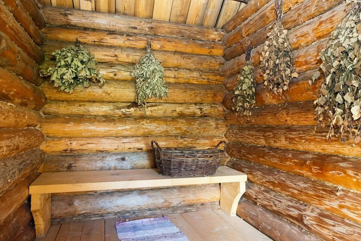 Пар в предбаннике. Русская баня. старая деревенская баня. деревенская баня изнутри. русская парная.