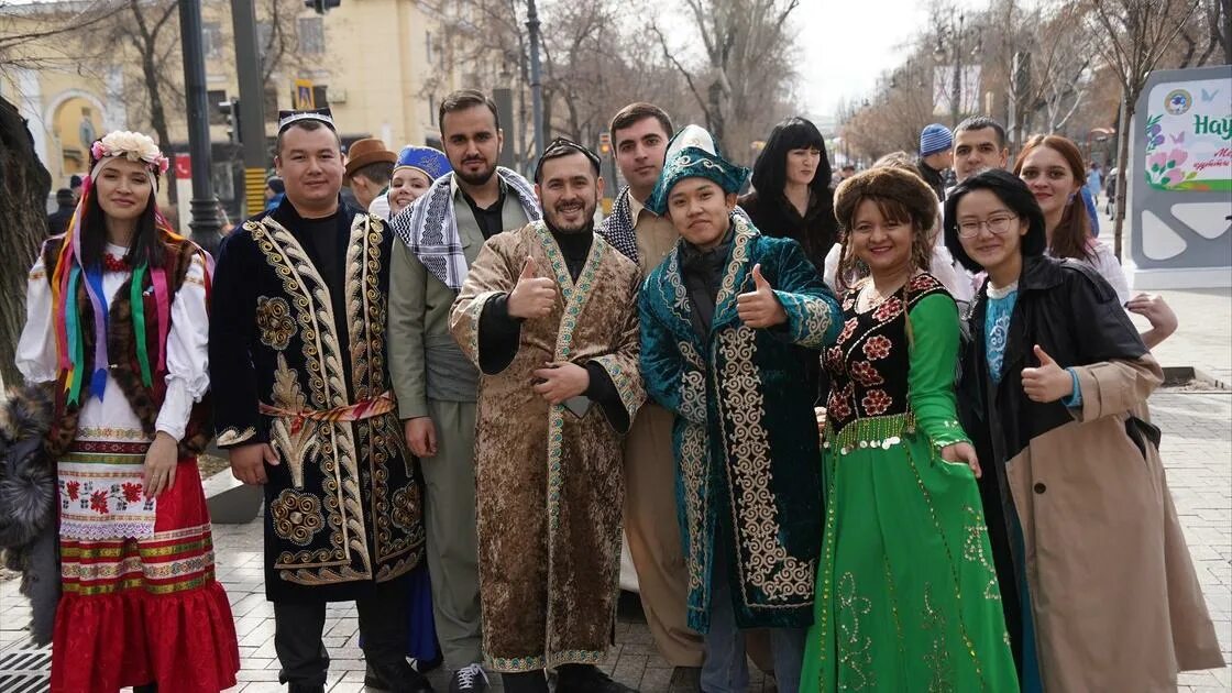 Страны отмечающие наурыз. Навруз в Казахстане. Празднование Наурыза. С праздником Навруз. Алматы жители.