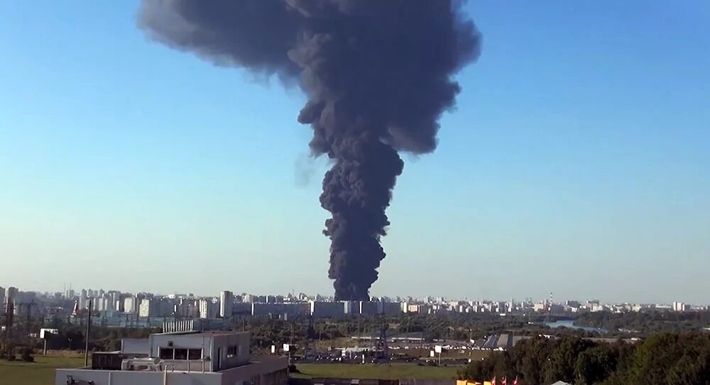 Черный дым сегодня. Пожар на Москве реке в Марьино. Пожар на Москва реке в Марьино 2015. Москва река горит в Марьино 2020 пожар. Пожар нефтепровода в Марьино.