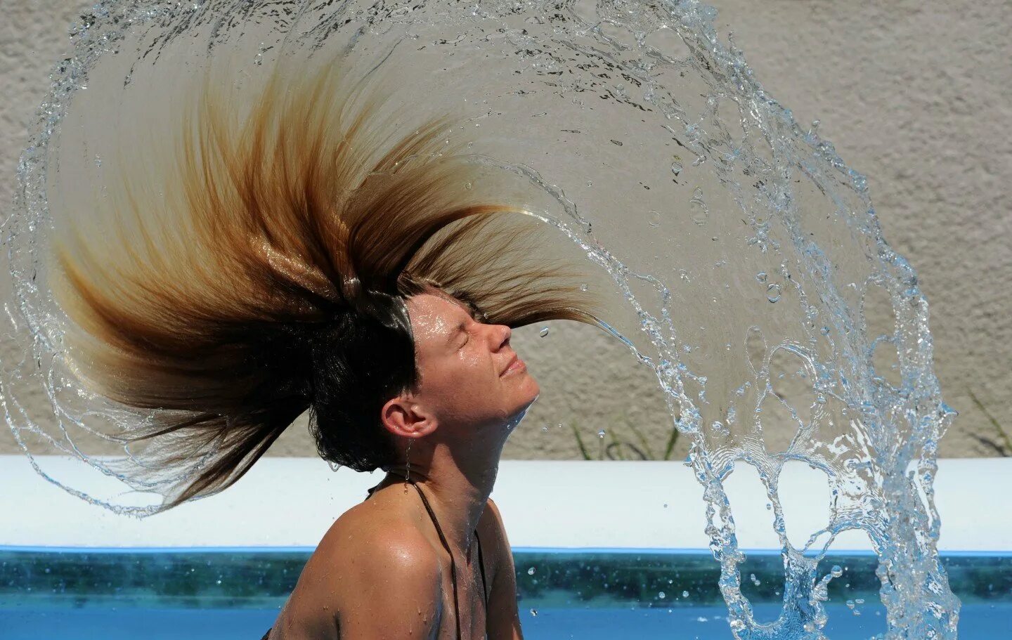 Длинные волосы в воде. Волосы в воздухе. Волосы и море. Девушки в жару.
