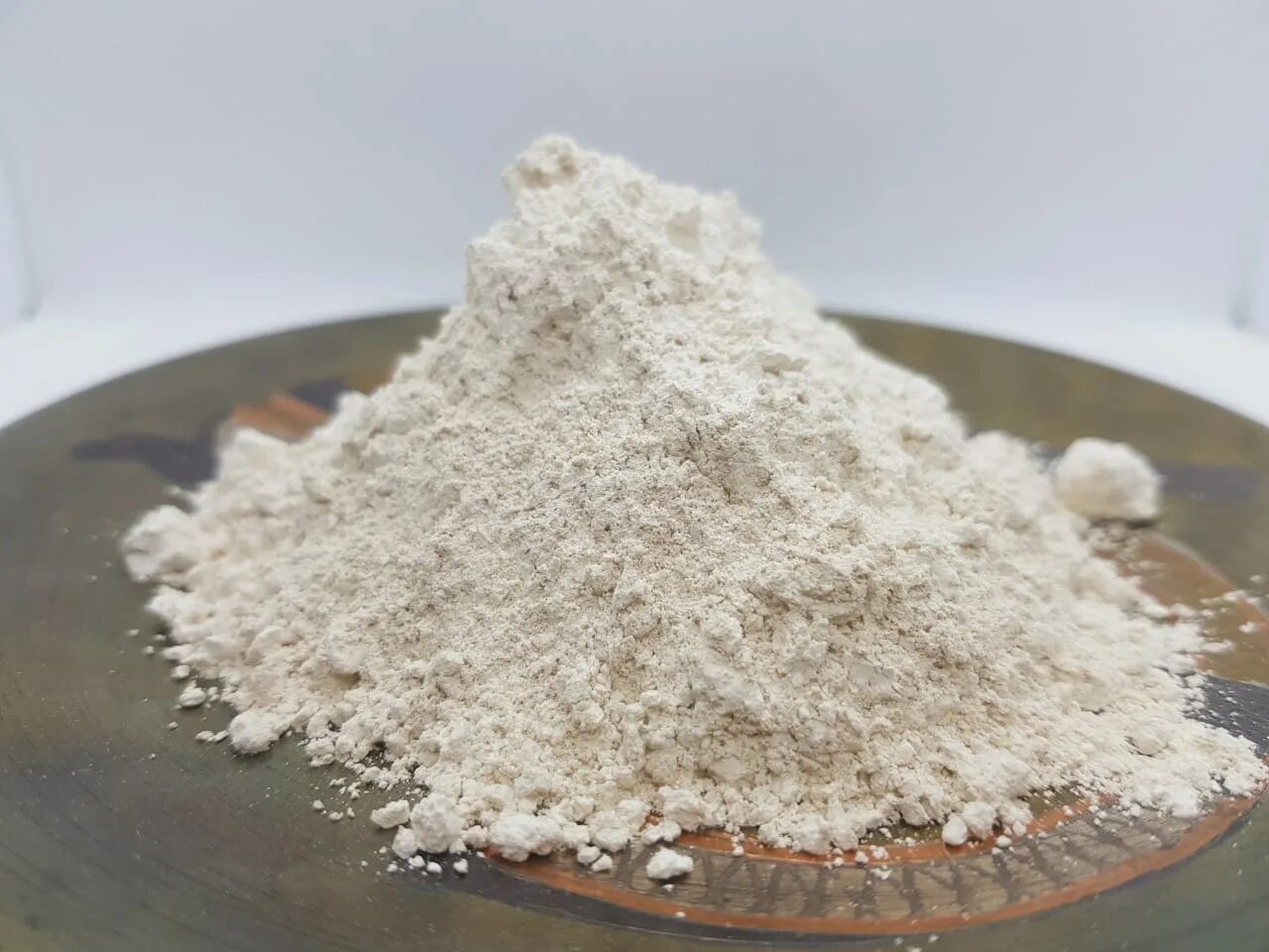 Белая глина каолин. Огнеупорная глина каолин. Белая глина каолин. Глина фарфоровая каолин. Каолин порошок.