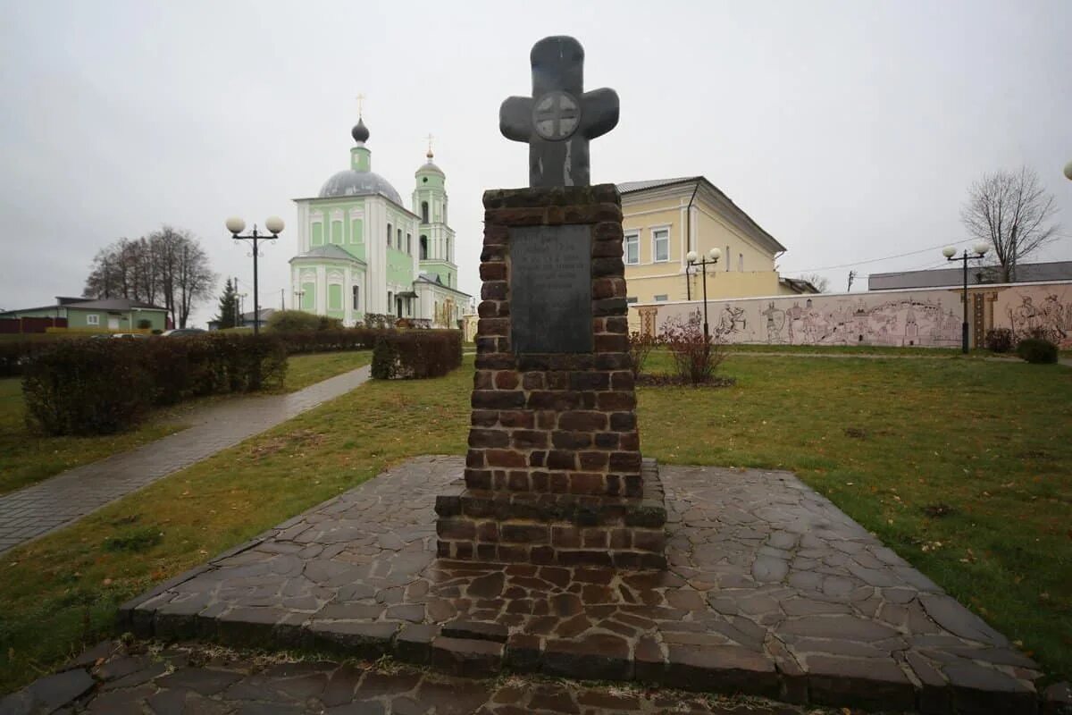 Почему назвали город козельск. Каменный крест Козельск. Крест в Козельске. Памятник защитникам Козельска. Козельск памятник 1238.