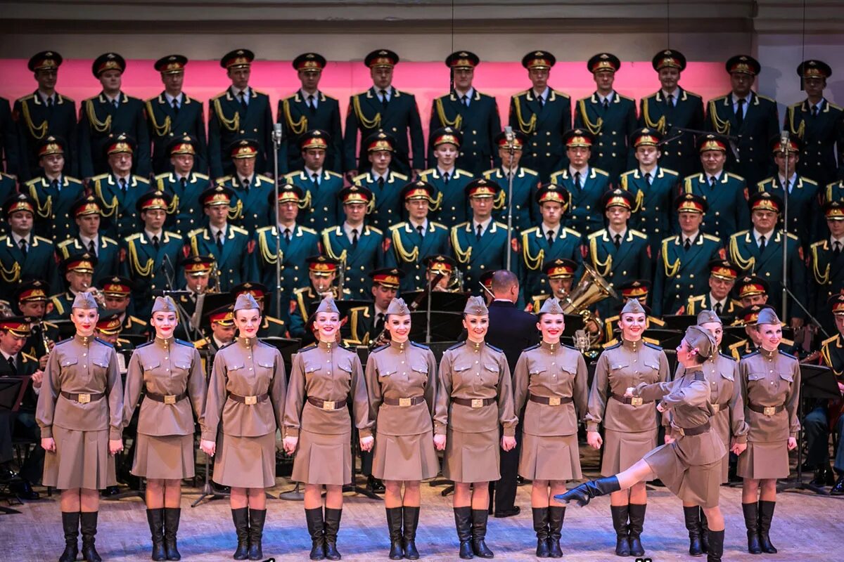 Выступает в форме