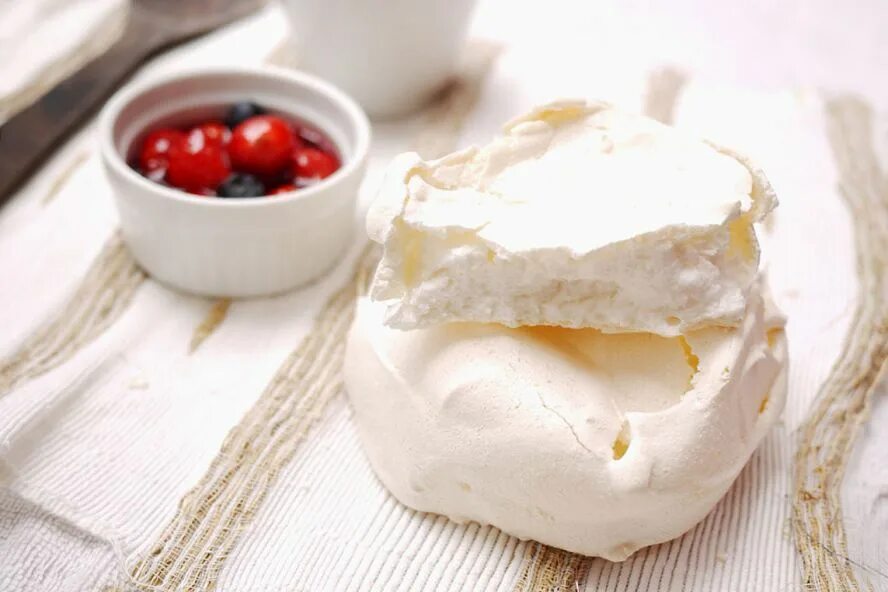 Десерт из белков яиц. Десерт из яичных белков. Швейцарская меренга. Безе и чай. Десерт из белков яиц.