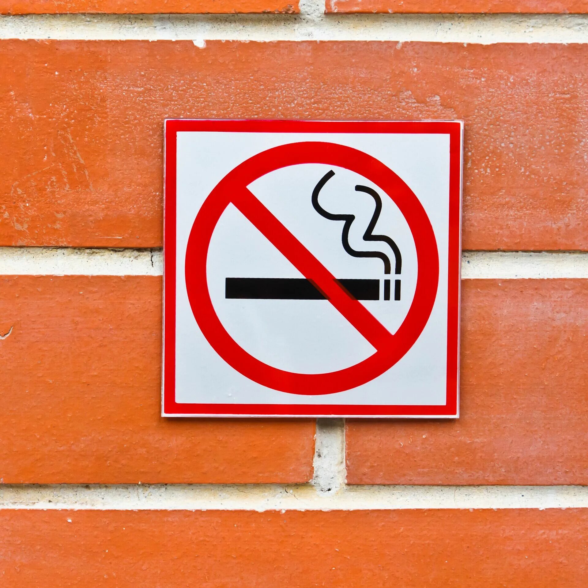 Почему запрещено курить. Курение запрещено. Запрещается курить. Курение запрещено штраф. Курение в подъезде жилого дома.