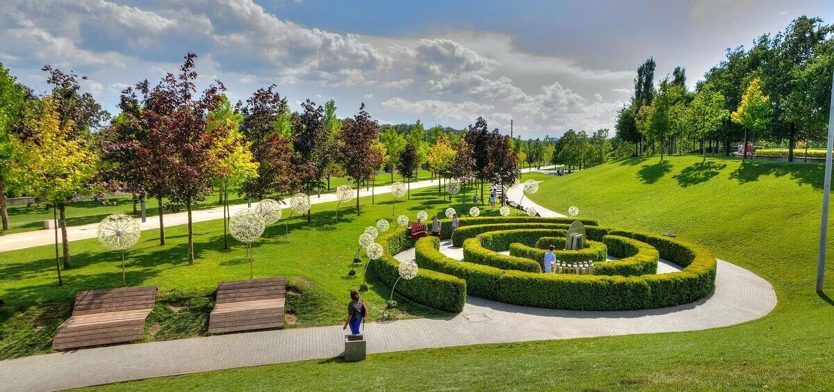 зеркальный лабиринт в краснодаре в парке галицкого. зеркальный лабиринт в краснодаре в парке галицкого. музыкальный лабиринт в парке галицкого в краснодаре. парк краснодар галицкий геопластика. парк галицкого в краснодаре лабиринт.
