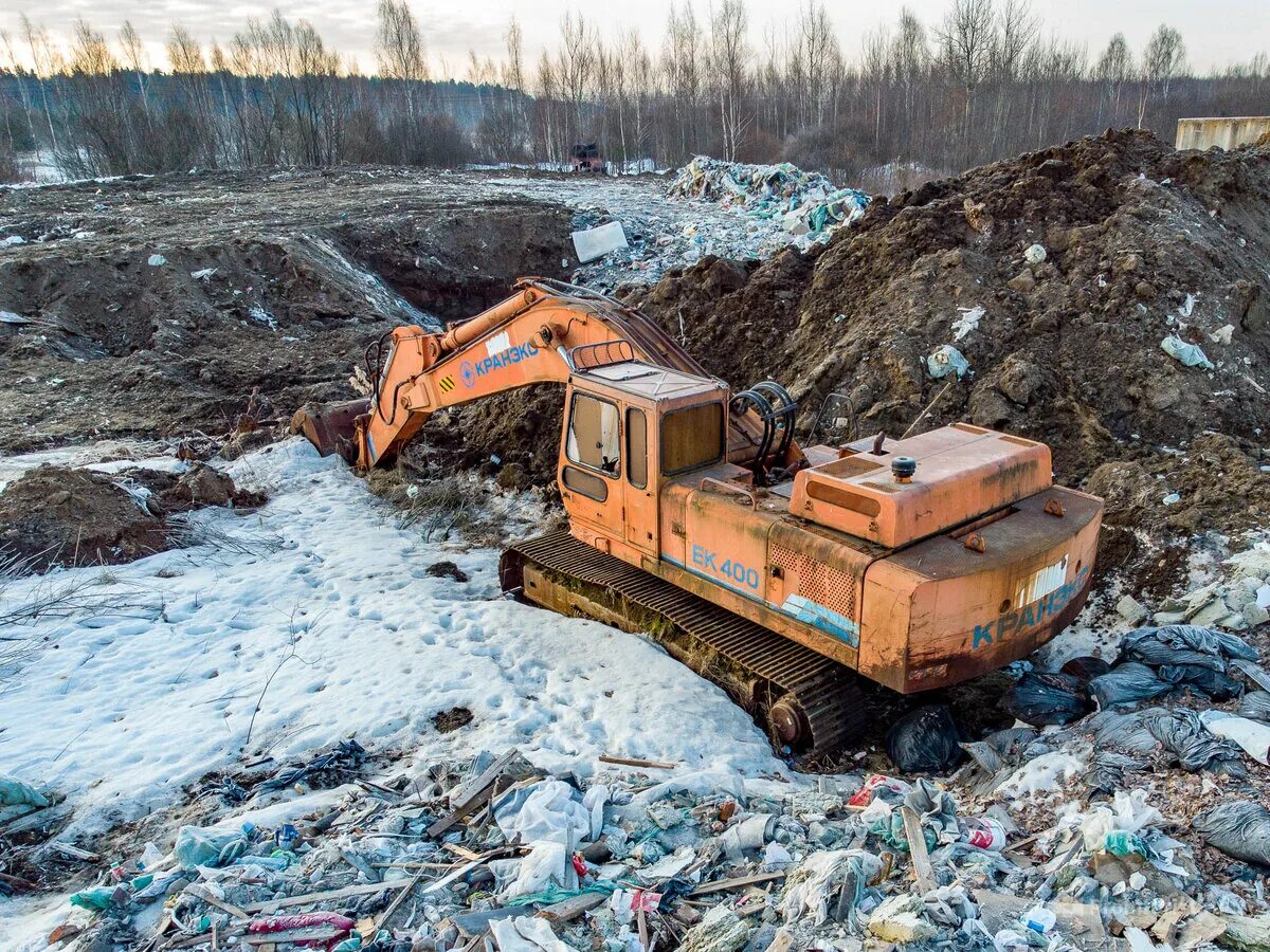 Челябинская городская свалка росатом. Свалка экскаватор. Экскаватор строительные отходы. Карьер полигон. Свалка экскаватор.