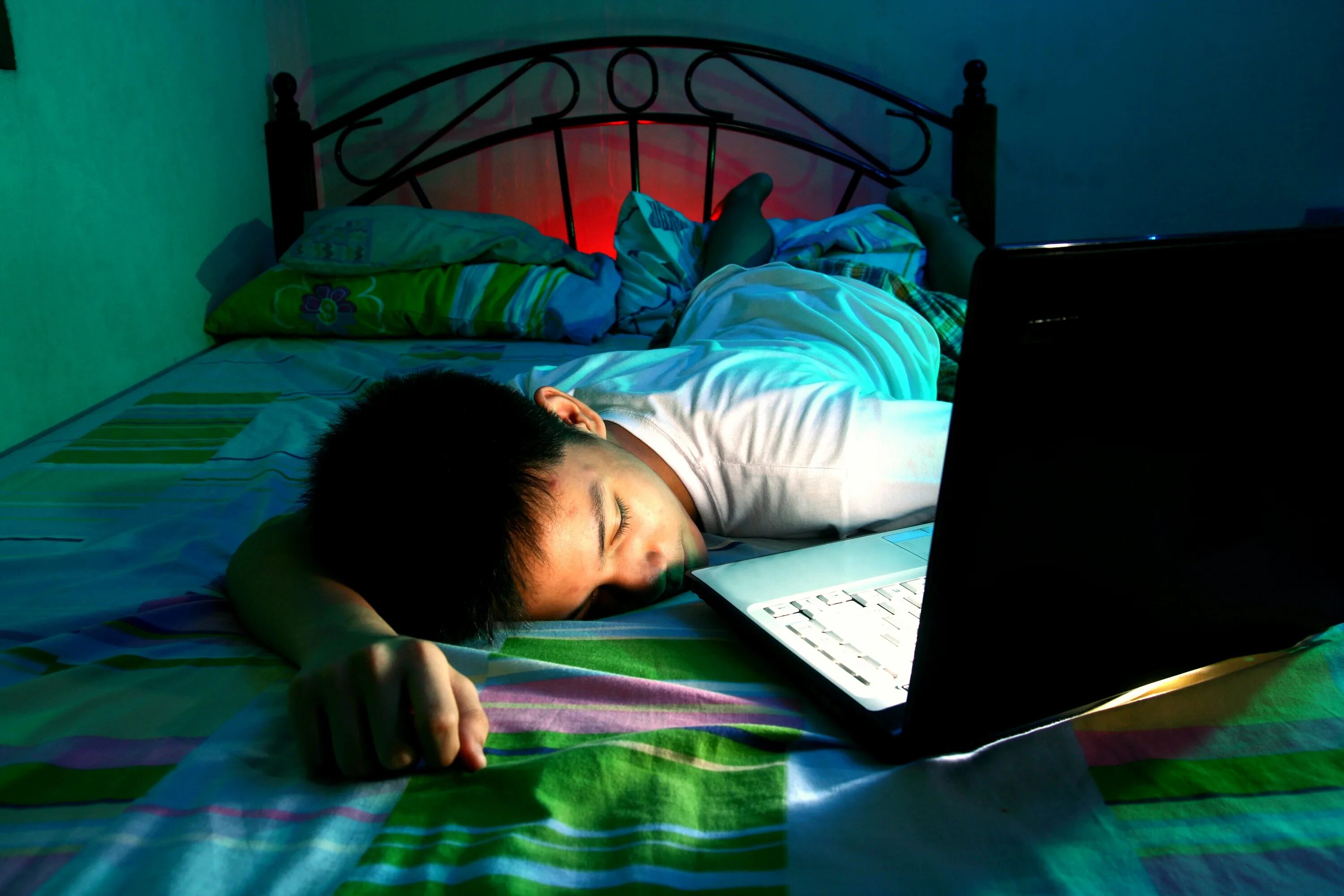 Почему дети не хотят спать. Спящий мальчик. Уснул за компьютером.