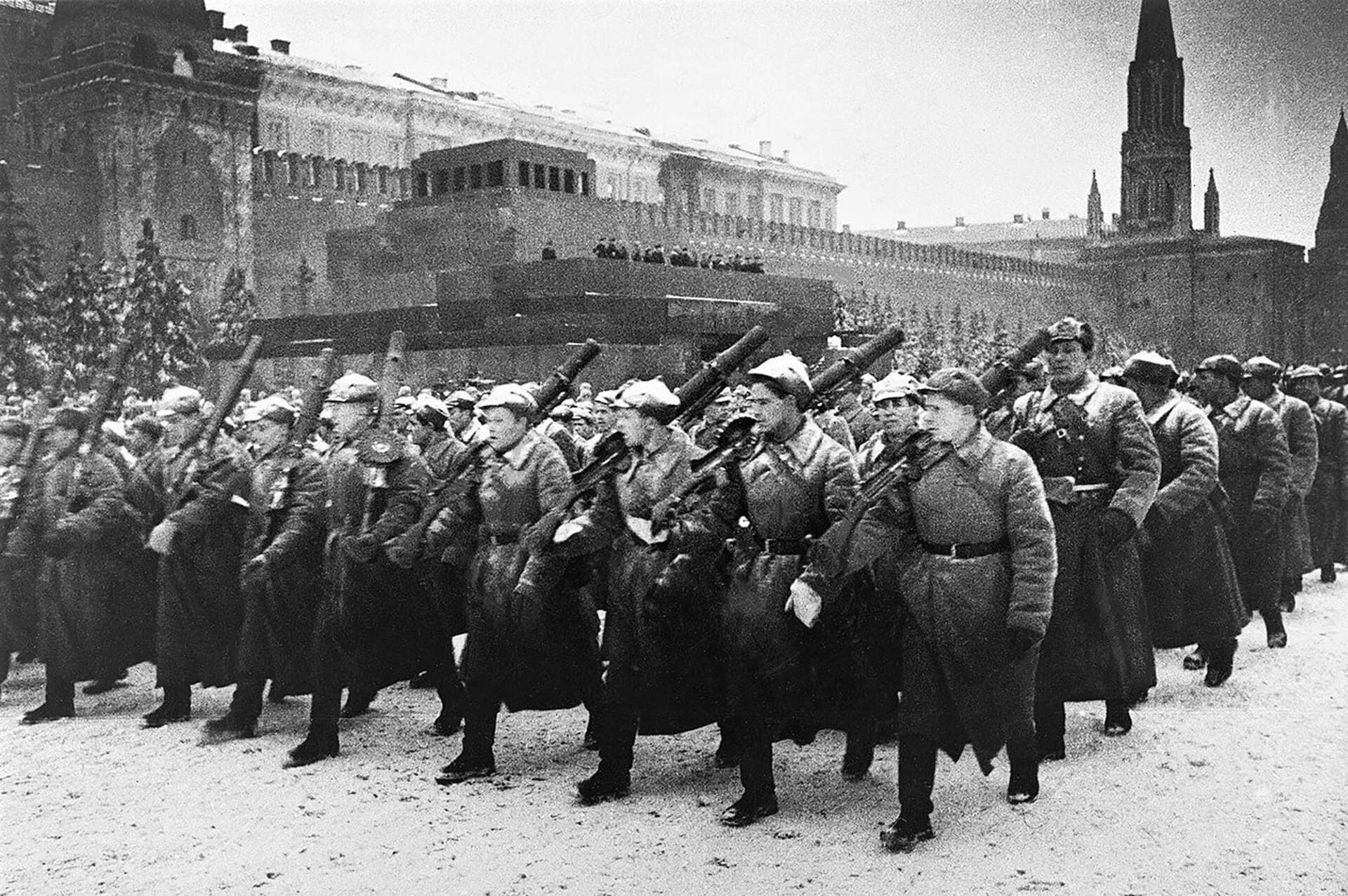 Фото истории великой отечественной войны. Битва за Москву 7 ноября 1941 года. Парад на красной площади 1941 битва за Москву. Парад 7 ноября 1941 года в Москве на красной площади.