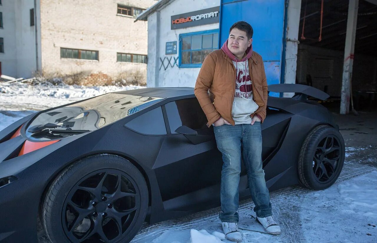Парень на ламборгини. Дед на ламборгини. Парень на ламборджини. Парень на ламборджини. Казахи в машине.