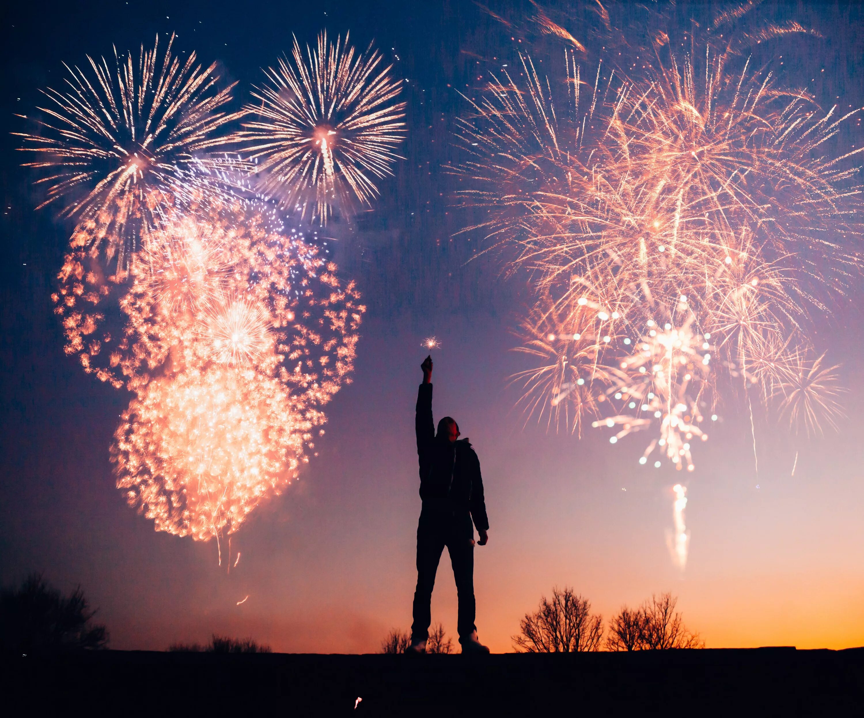 New years на русском. Люди на фоне салюта. Человек с фейерверком в руках. Новогодний фейерверк. Люди запускают фейерверки.