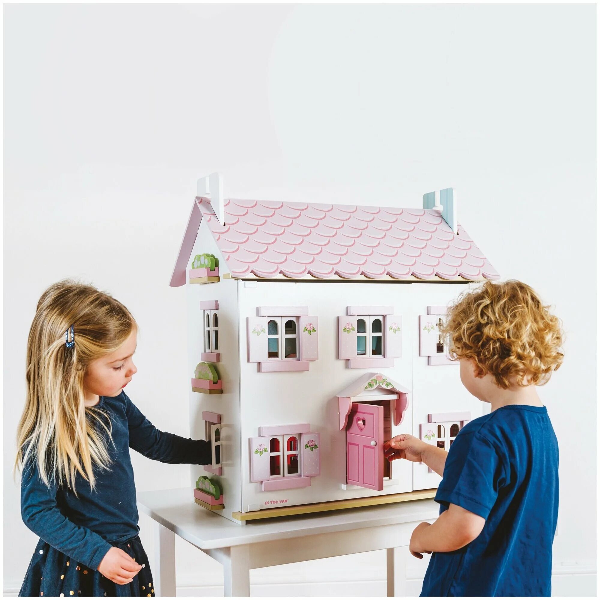 Sophie house. Sophie house. Озеленение потолка. Sophie house. Софи кинселла писательница.