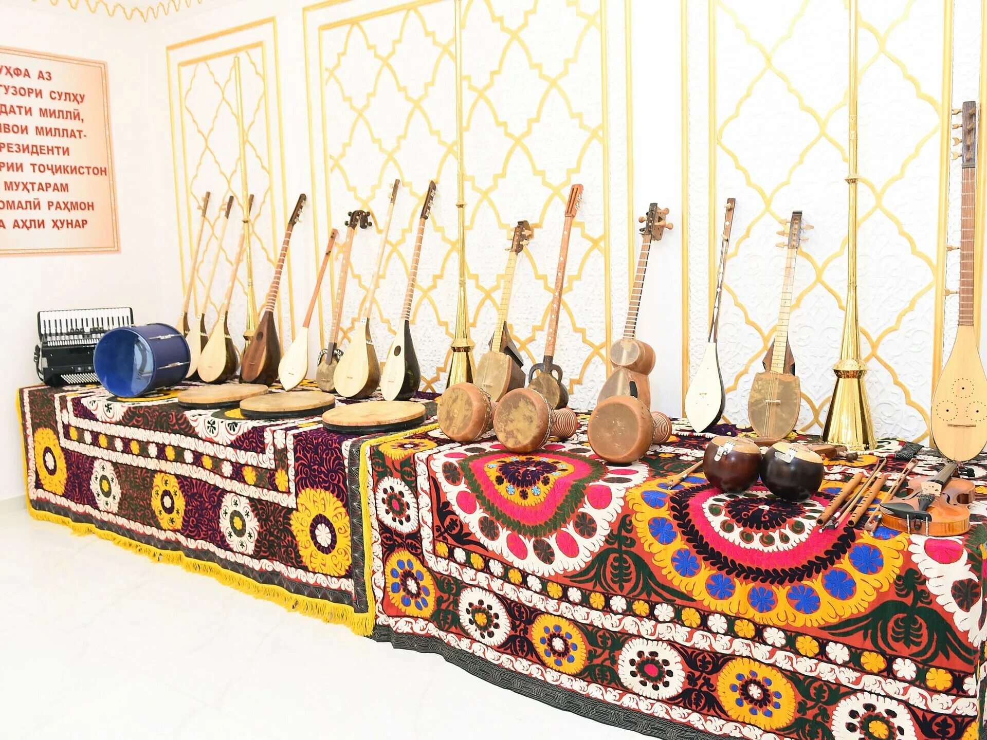 Карнай музыкальный инструмент Узбекистана. Нац музыкальные инструменты Таджикистана. Карнай музыкальный инструмент Таджикистана. Карнай музыкальный инструмент таджикские музыкальные.