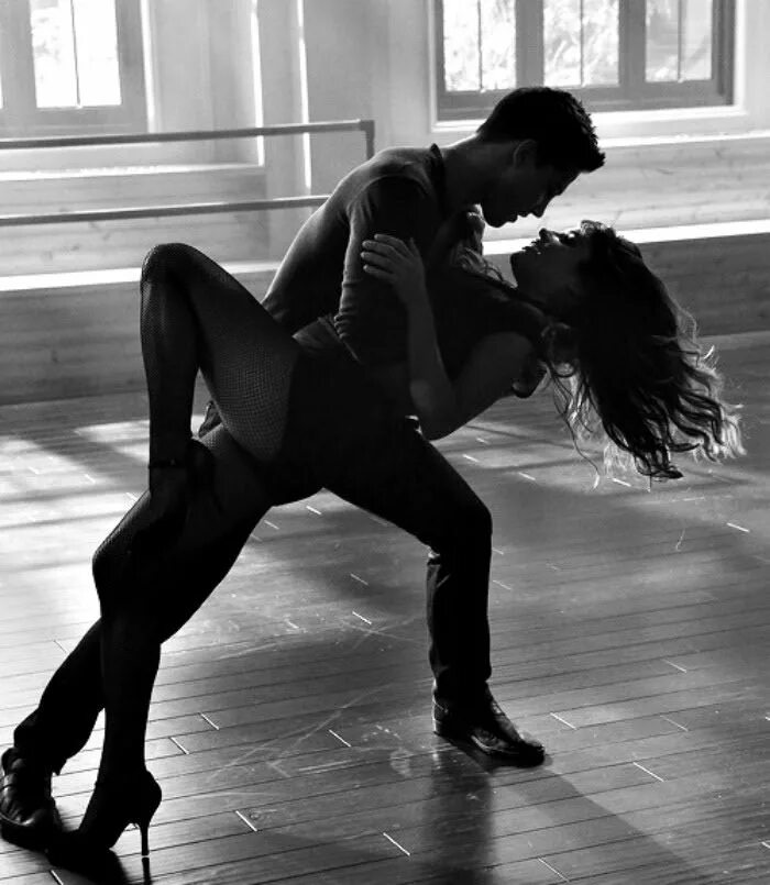 Парень с девушкой танцуют гиф. Романтический танец в паре. Она любит танцевать ее ж. Ченнинг татум шаг вперед 1. Мужчина и женщина в красном.