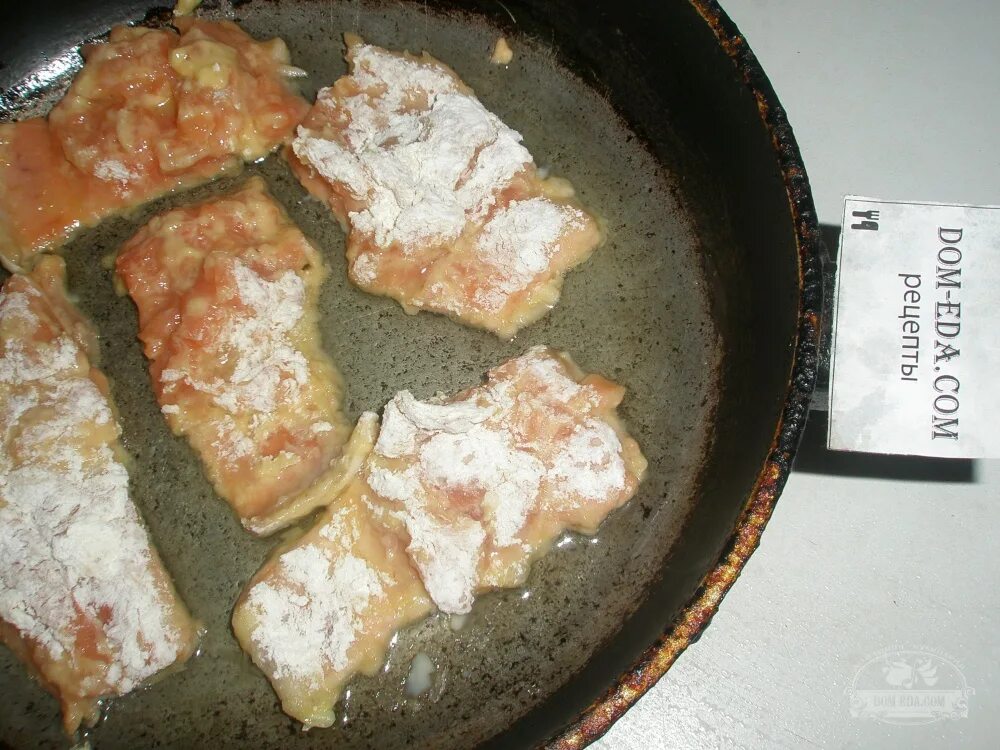 Как вкусно пожарить горбушу на сковороде. Горбуша жареная на сковороде. горбуша кусочками на сковороде. горбуша жареная кусочками. горбуша в яйце и муке.