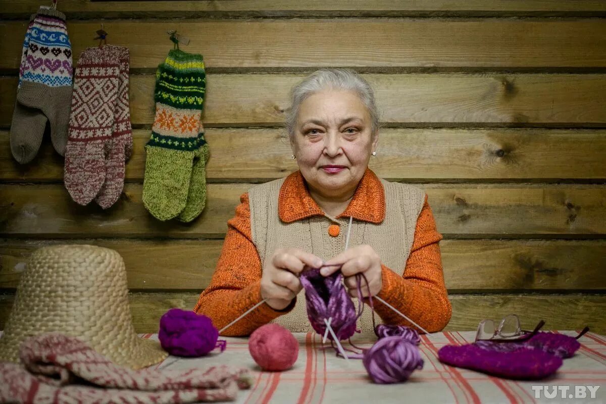 Бабушка давно. Рукоделие для пенсионеров. женщина вяжет. бабушка рукодельница. рукоделие бабушек.