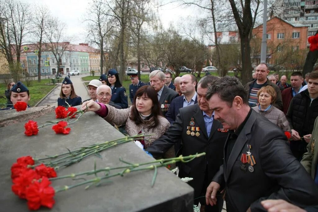 Памятник чернобыльцам в Рязани. Памятник ликвидаторам аварии на Чернобыльской АЭС В Рязани. 26 Апреля день памяти ликвидаторов аварии на Чернобыльской АЭС. Памятник ликвидаторам Чернобыльской аварии.