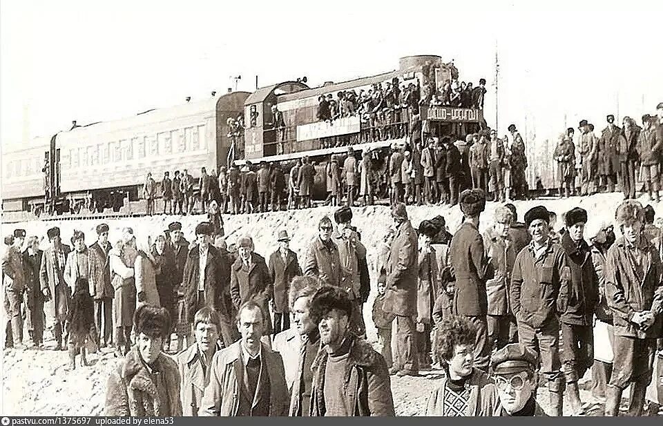 Ранний приезд. Прибытие первого поезда. Первый поезд Ноябрьск. Поселок железнодорожников Ноябрьск. Первый поезд в Сургут 1975.