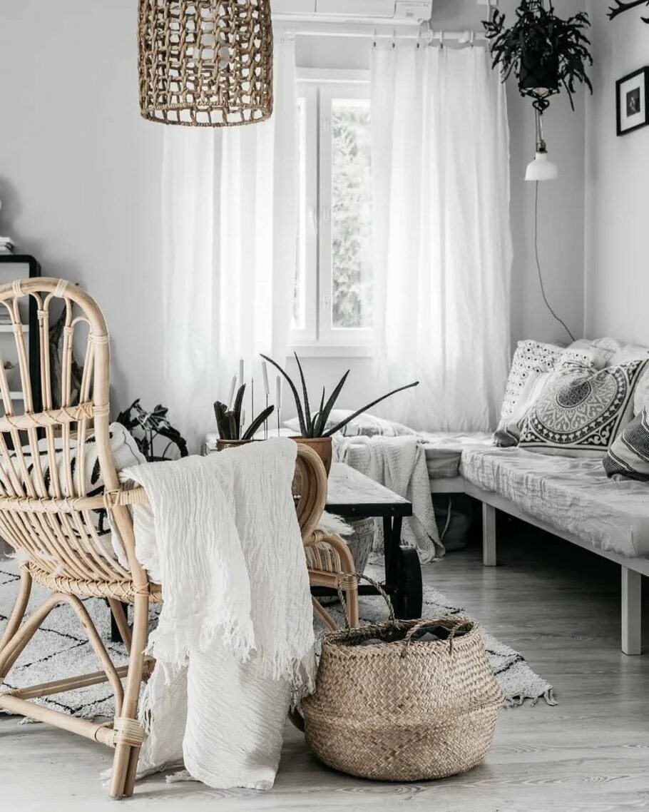Гостиная бохо сканди. Гостиная бохо сканди. Стиль сканди бохо в интерьере. Гостиная в стиле бохо сканди. Сканди бохо интерьер.