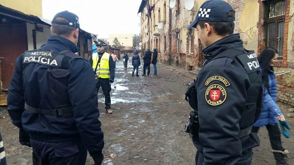 Словацкая полиция. Авто полиции словакии. Словацкая полиция. Полиция словакии машины. Форма полиции словакии.