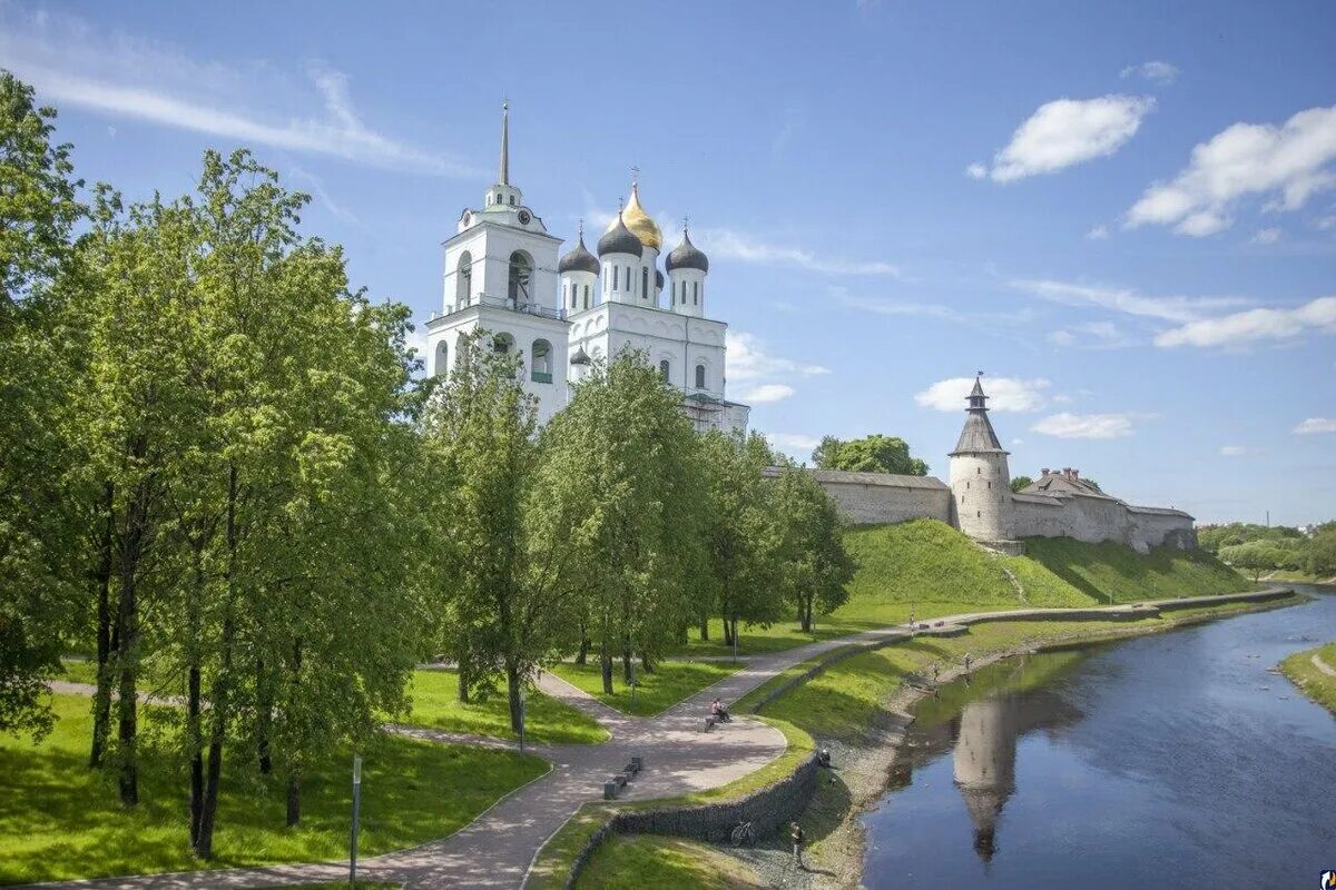 Псков псковской области. Летний переулок псков. Псков достромичательности. Псков изборск печоры пушкинские горы. Псков л.