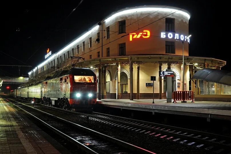 Вокзал бологое ночью. Жд вокзал бологое московское. Ретро поезд бологое осташков. Бологое транспорт. Вокзал бологое ночью.