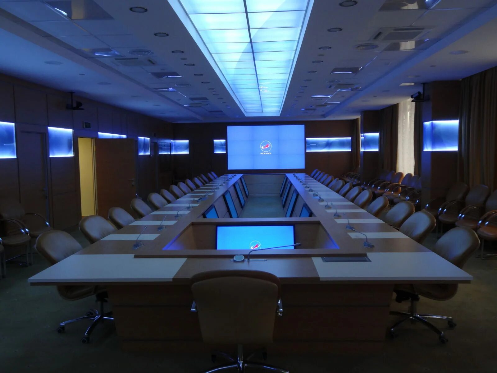 Системы ВКС для конференц-зала. Конференц зал ВКС дублирующие мониторы. Конференц зал Северное море Иркутск. Зал для конференций.