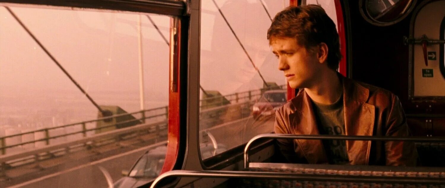 Парень сидит в автобусе. Эминем 8 миля. Спит в автобусе. Эминем в фильме 8 миля. Парень в маршрутке.