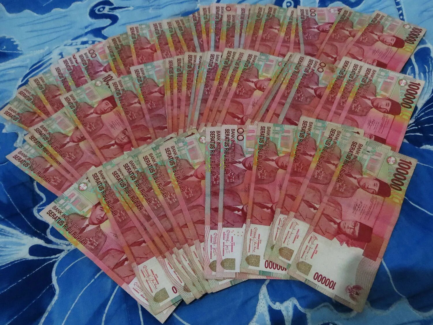 100 000 Indonesian Rupiah. Деньги Бали. Деньги Индонезии фото. Так знак деньги Индонезии.