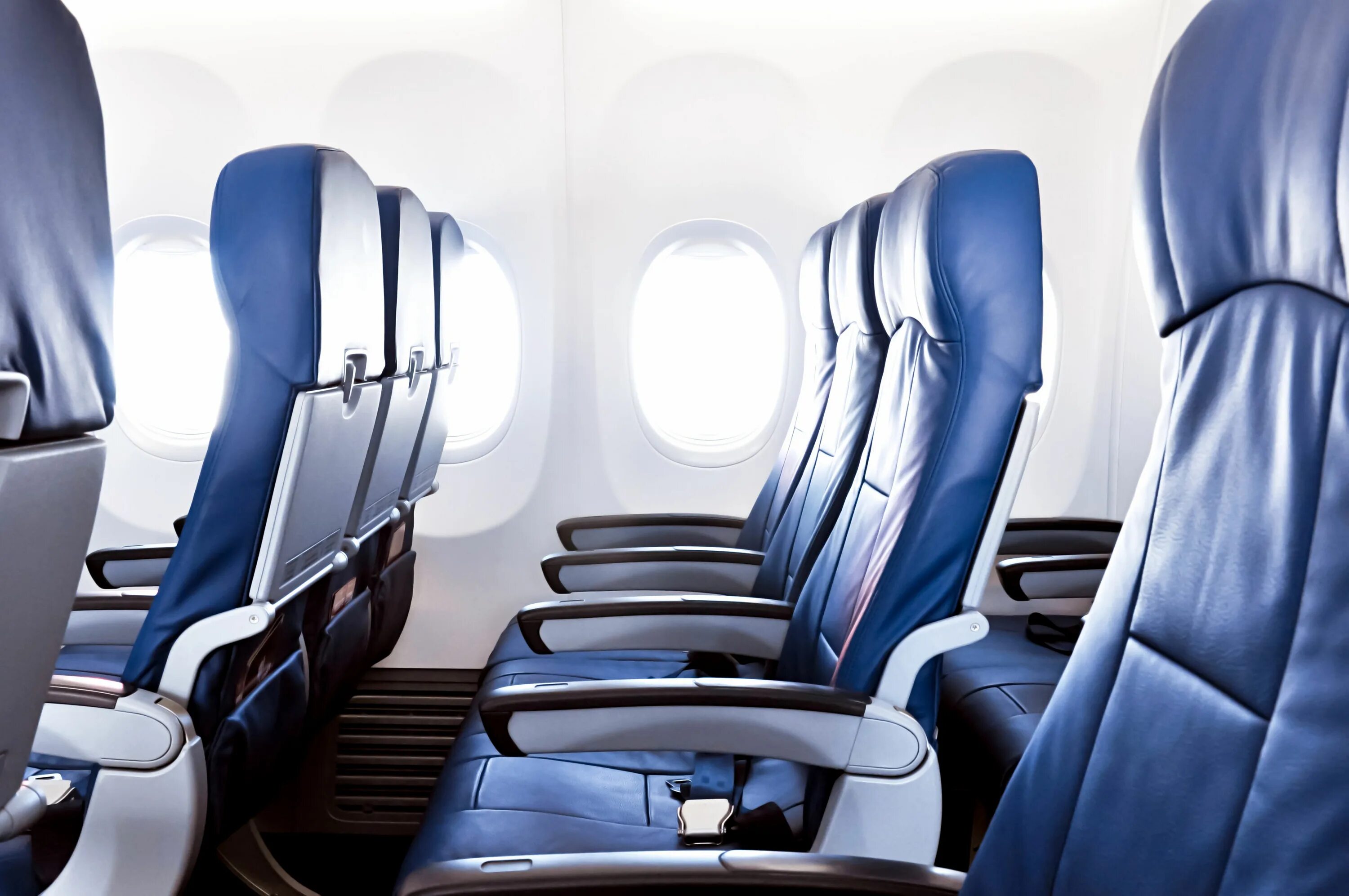 Места у прохода в самолете. Боинг 737 победа салон. boeing 737 next generation салон. самолетные кресла recaro. сиденья в самолете.