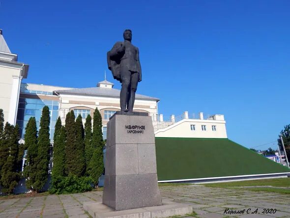 Памятник фрунзе в ярославле. Площадь фрунзе. Площадь фрунзе. Памятник фрунзе во владимире. Площадь фрунзе.