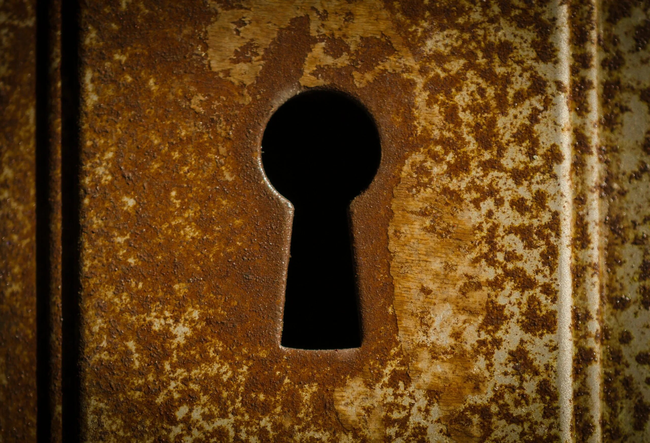 старинные замки и ключи. ключ открывает замок. замочная скважина. замочная скважина арт. ключ в замочной скважине.