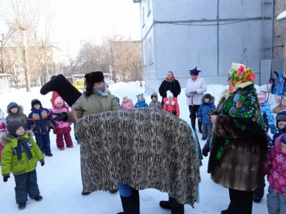 Празднование масленицы в детскомаду. Соревнования на масленицу. Утренник масленица в детском саду. Проводы зимы костюмы. Конкурсы на масленицу на улице.