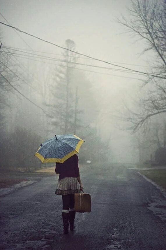 Та что уходит в дождь. Фотосессия в дождь. девушка под дождем. девушка в тумане. уходящая в дождь.