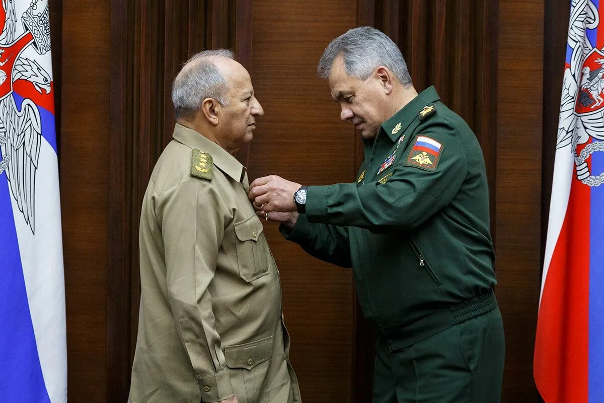 Генерал армии кубы. Кубинка генерала. Кубинский космонавт арнальдо тамайо мендес. Кубинский генерал. Генерал армии щеглов афанасий федорович.