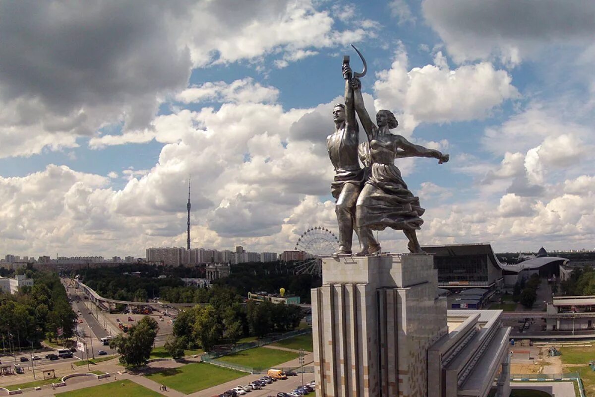 Как называлась вднх. Памятник на вднх рабочий и колхозница. скульптура мухиной рабочий и колхозница. памятник серп и молот на вднх. памятник « рабочий и колхозница». скульптор мухина в.и.,москва,1937.