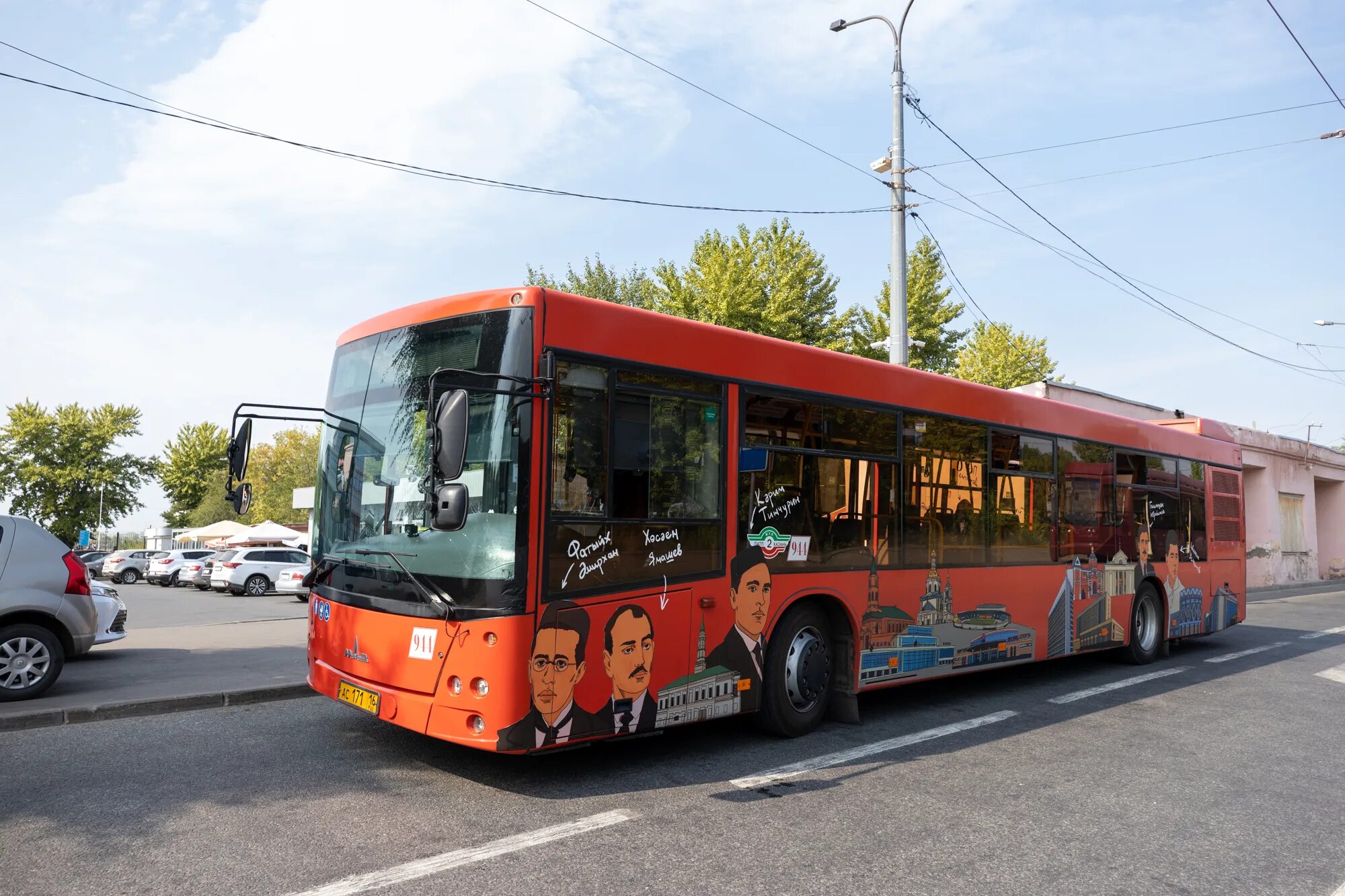 Городские автобусы казани. Автобус. Автобус Казань. Казанские автобусы. Красный автобус Казань.