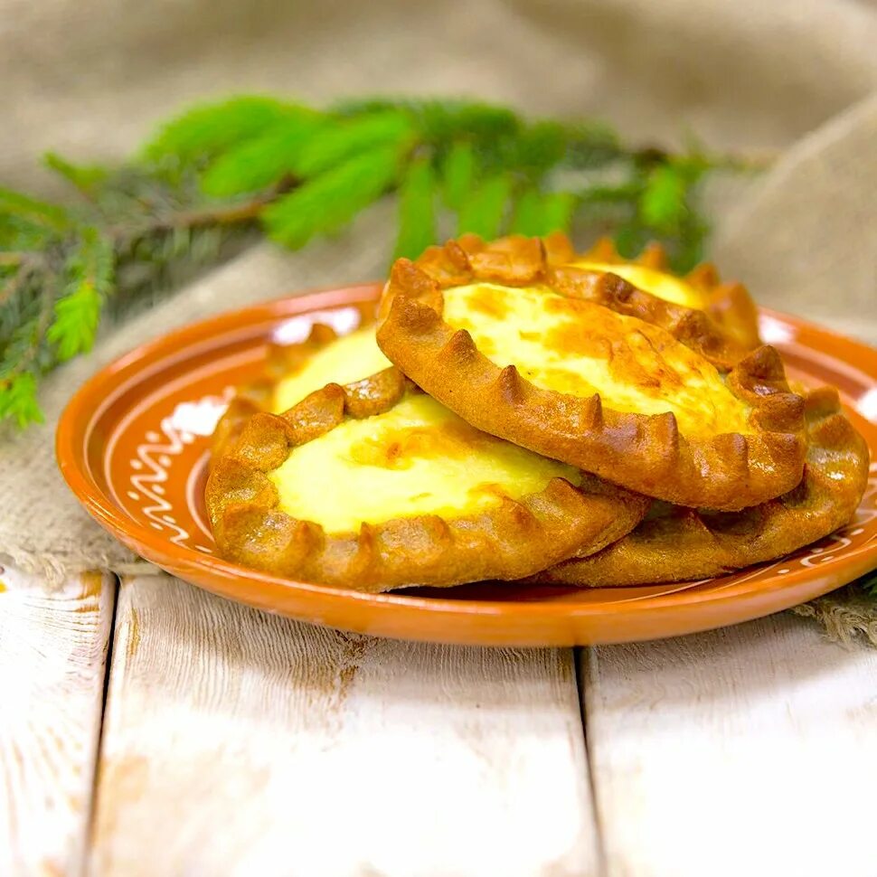  карельские пироги (karjalanpiirakka). Калитка пирог карелия. Замороженные карельские пирожки с картошкой. Калитки карельские с картошкой. Калитка карельская выпечка.
