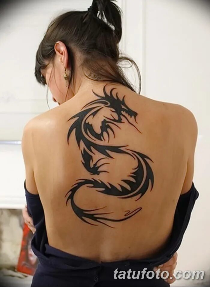 Красивые тату для девушек. Дракон на спине у девушки. Тату дракон на спине у девушки. Тату для девушек. Дракон на спине у девушки.